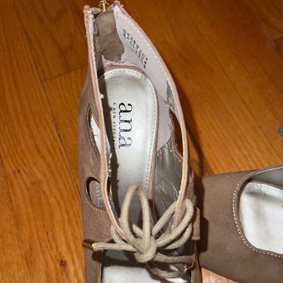 ANA Tan Lace Heels Size 7.5 - Picture 2 of 5